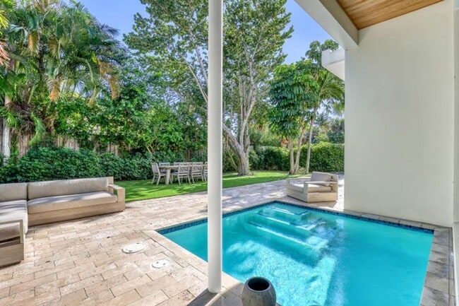 Building Photo - 703 NE 5th St