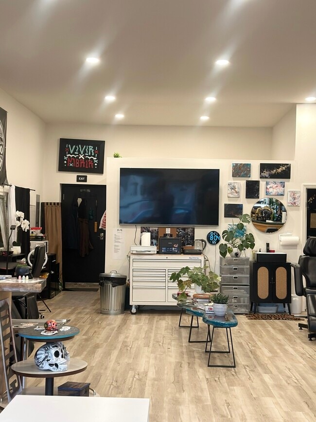 Photo - 911 E 5th St Unit 1E