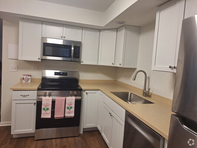 Building Photo - 720 N Austin Blvd Rental