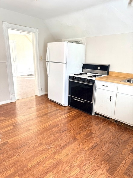 Photo - 674 St Charles St