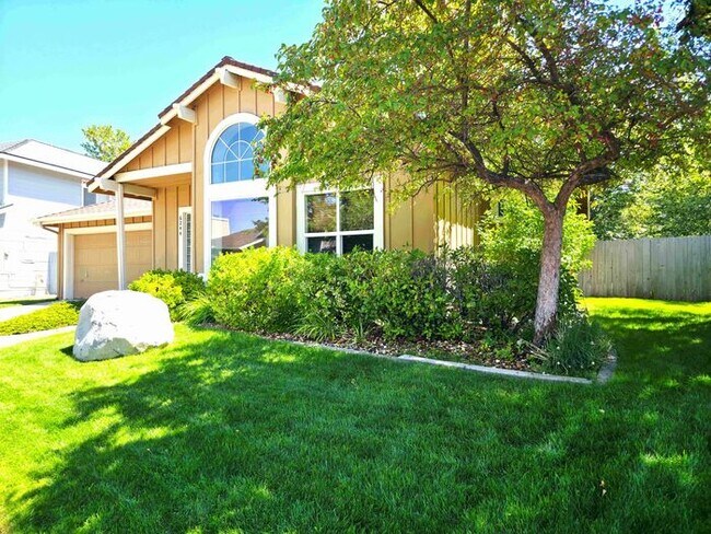 Building Photo - Beautifully Updated 3 Bedroom 2 Bath Updat... Rental