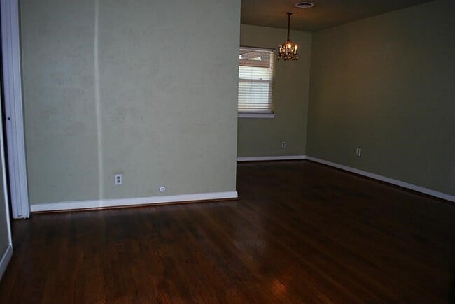 Photo - 6611 Housman