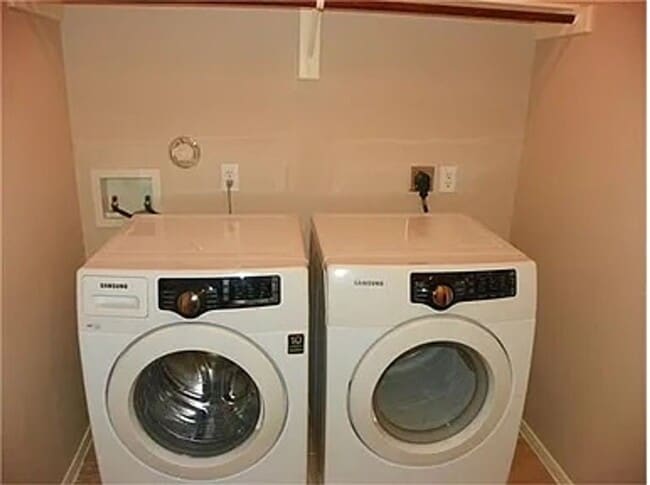 Photo - 2926 Meadowglen Crest