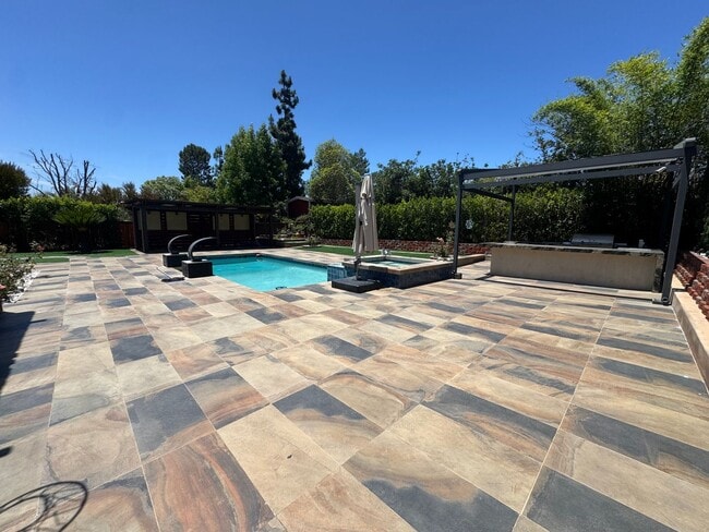 Photo - Luxury 5 Bedroom Home