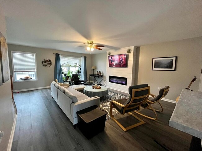 Living room - 46 Myatt Ct