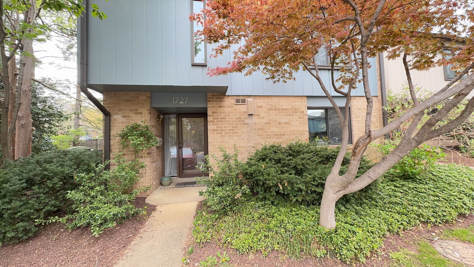 Relaxing 4 Bed 2 Bath End Unit Townhome In... - Relaxing 4 Bed 2 Bath End Unit Townhome In...