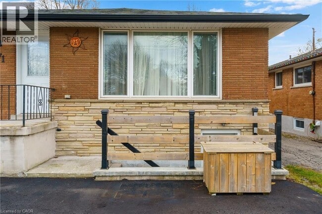 Photo - 271 Mohawk Rd W
