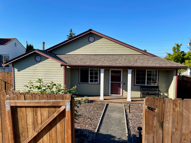 Building Photo - 317 E 13th St