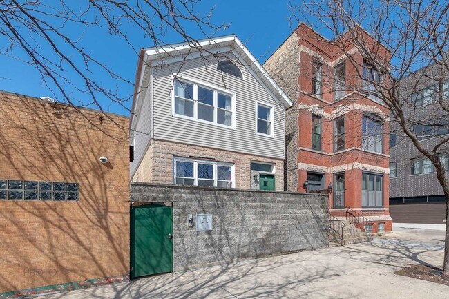 Building Photo - 530 N Ashland Ave Unit 2 Rental