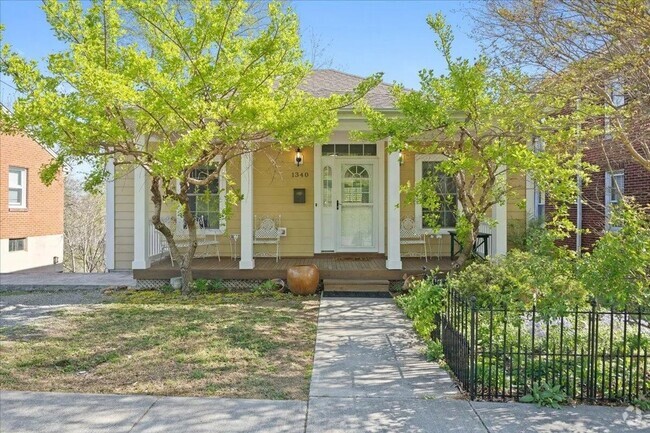 Building Photo - Updated and Spacious 3BR 2Bath House for rent