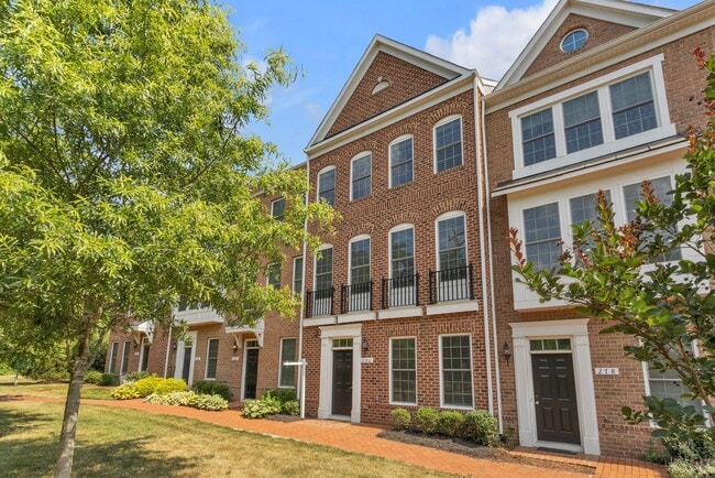 Building Photo - Luxurious 4 Bed 4.5 Bath Brick Townhome In...