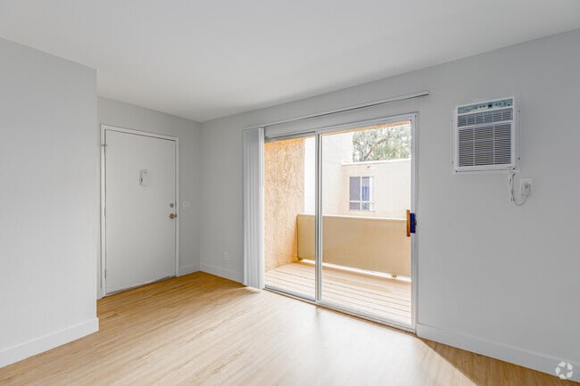 2BR, 2BA - 960SF