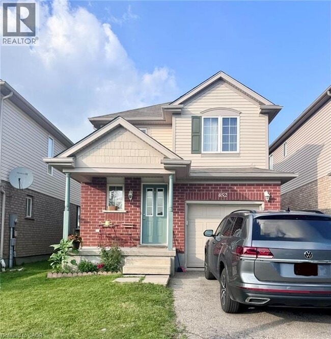 Photo - 452 Beaumont Cres