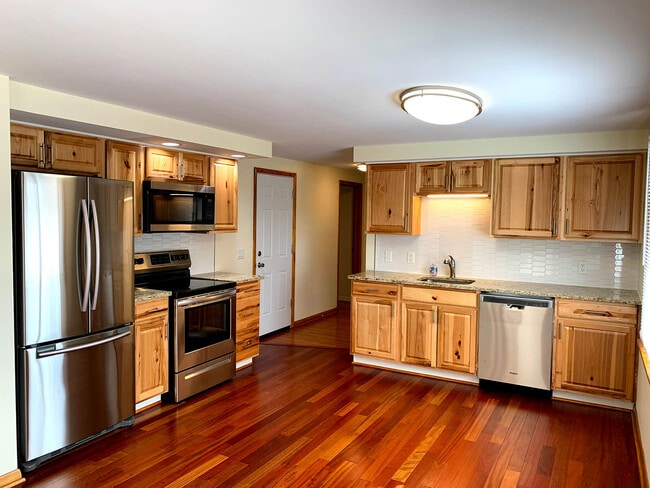 Building Photo - 116 N Union Rd Unit Upper