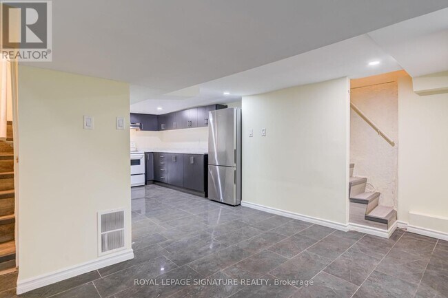 Photo - 212 Wellington St N