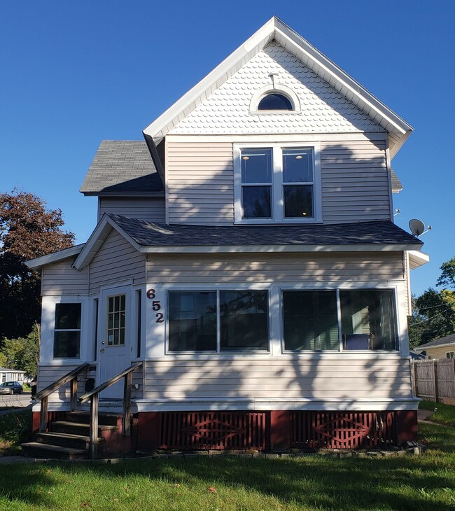 Building Photo - 652 Wilson St Rental