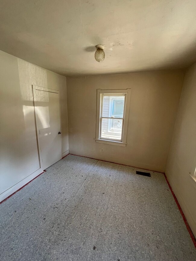 Building Photo - Charming One Bedroom home