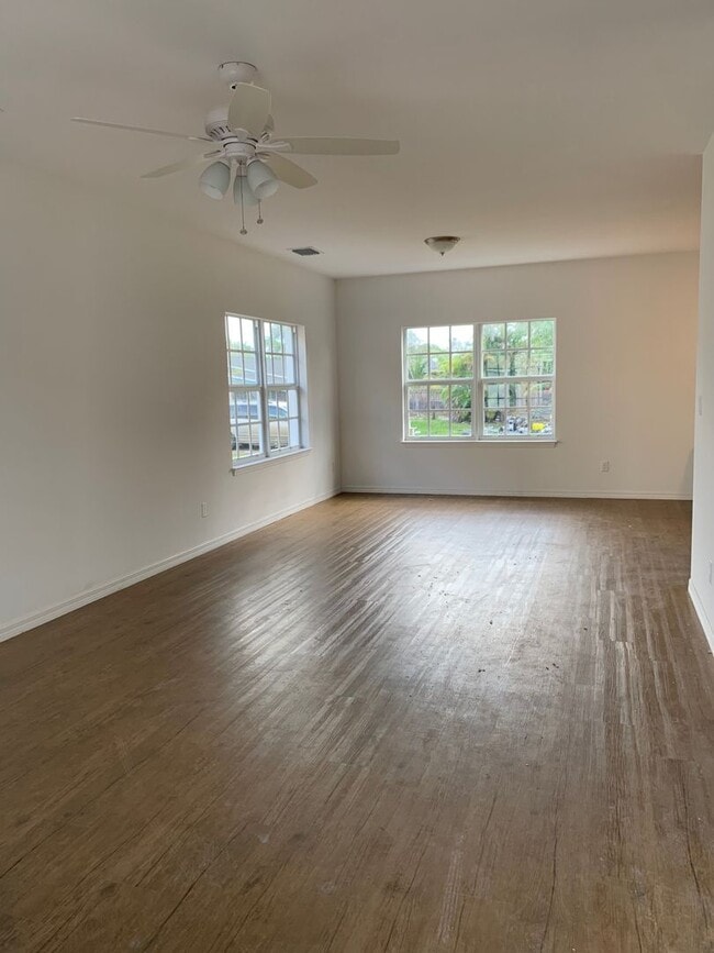 Building Photo - 3/2.5/1 Spacious Townhome