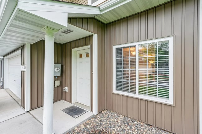 Photo - 21113 Clydesdale Curve N