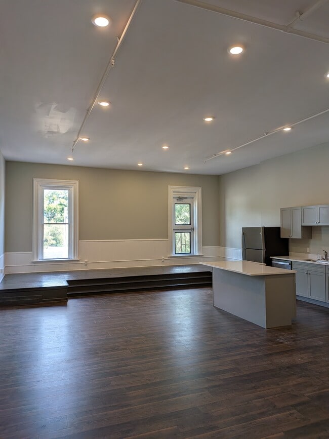 Building Photo - 111 S Main St Unit Apartment 301