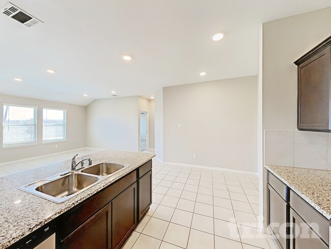 Photo - 916 Roland Dr