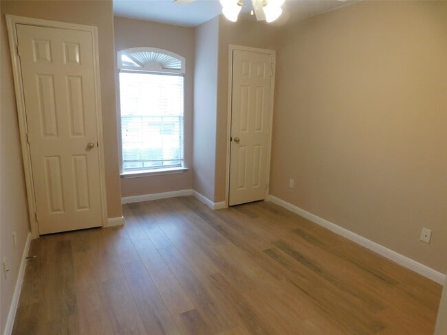 Building Photo - 2710 Grants Lake Blvd Unit J2