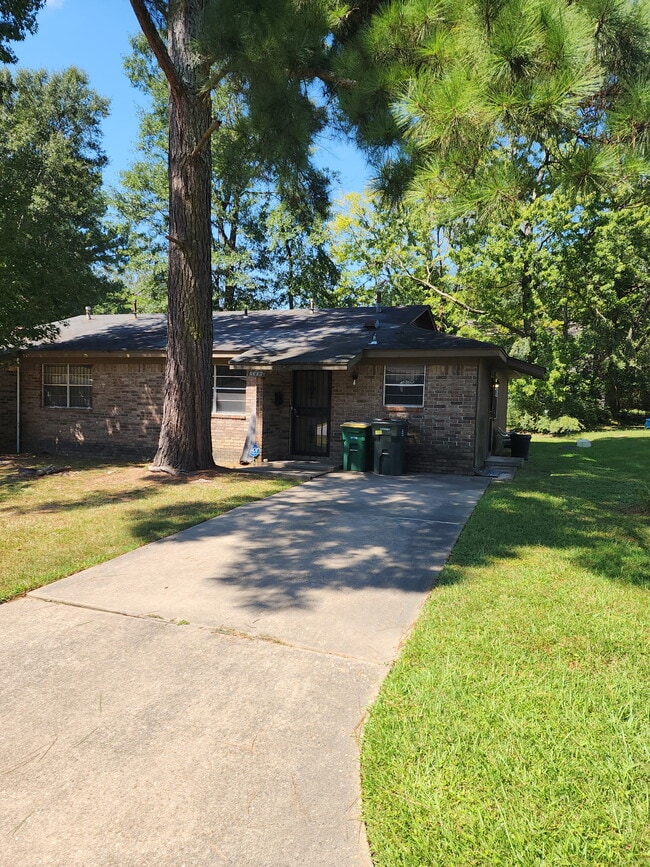 Building Photo - 2306 Dorchester Dr Unit A