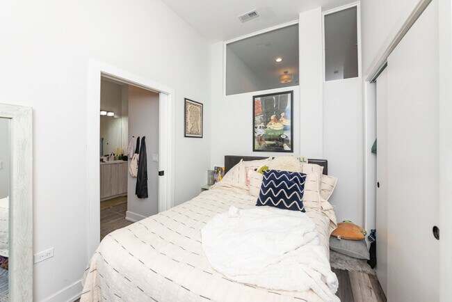 Photo - 2317 N Clark St