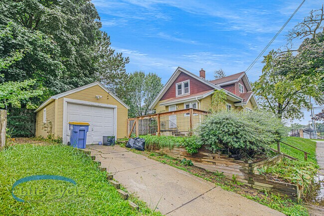 148 Diamond Ave NE