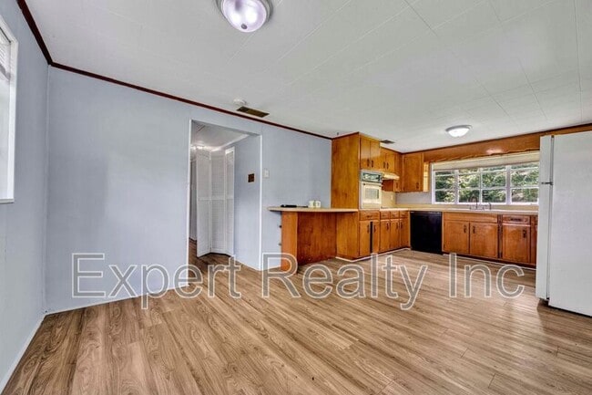 216 Meadowood Ave