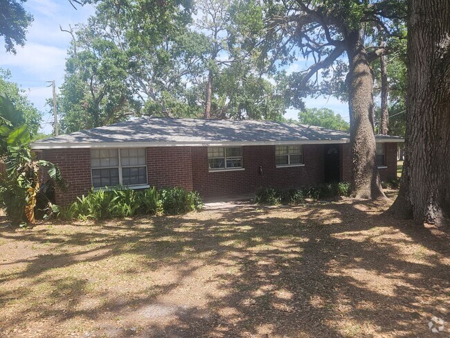Building Photo - Charming 2-Bedroom, 1-Bathroom Duplex in C... Rental