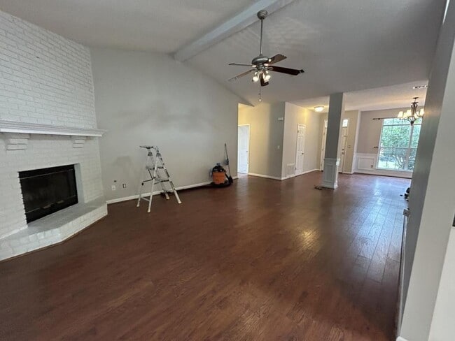 1592 Parkwood Ct W