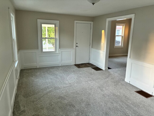 Photo - 928 Baxter St SE