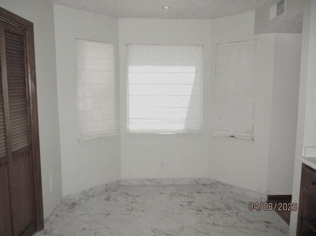 Photo - 10409 Camino Del Oso NE