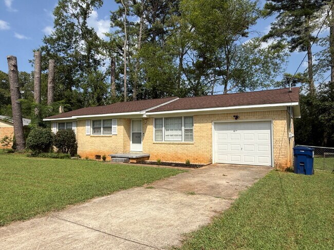 Building Photo - "Charming 3-Bed Home with Beautiful Hardwood Floors on Euclid Road!"