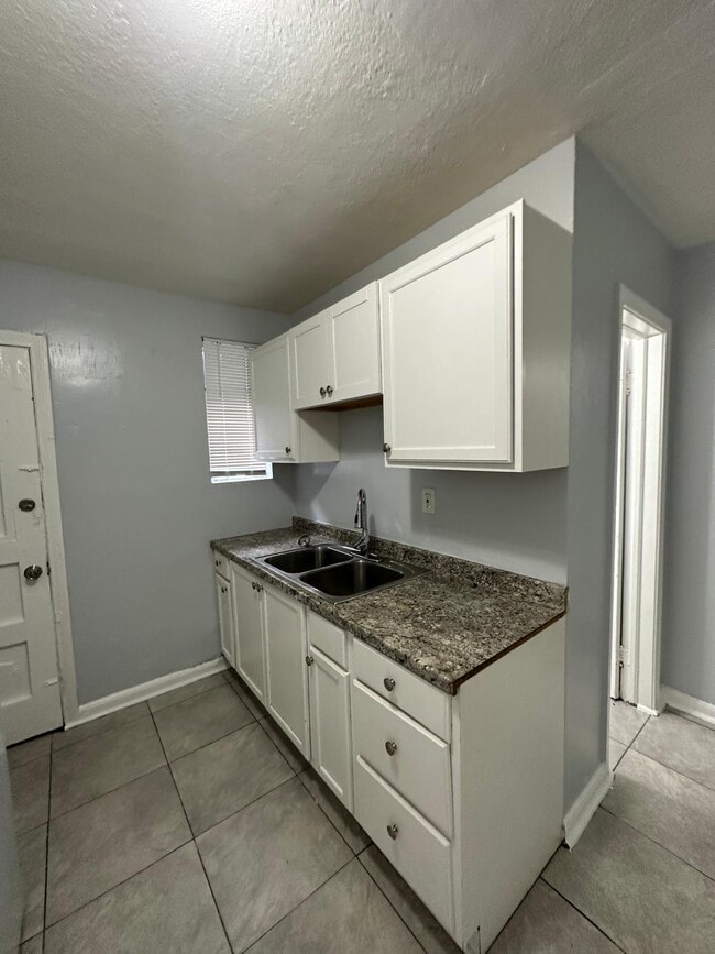 Building Photo - 1046 W 8th St