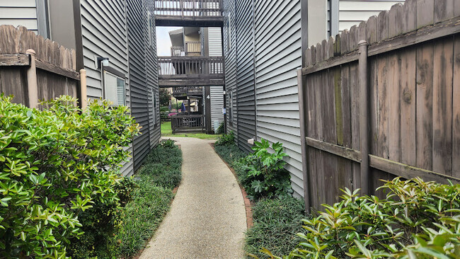 Building Photo - 2301 Edenborn Ave Unit 1001 Rental