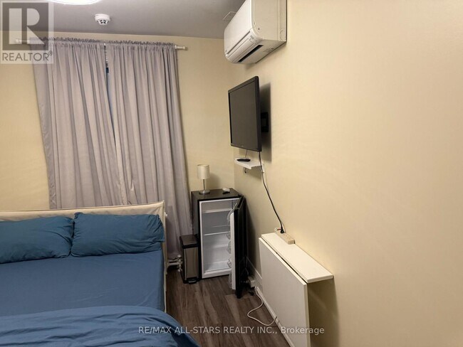 Photo - 1074 Bloor St W