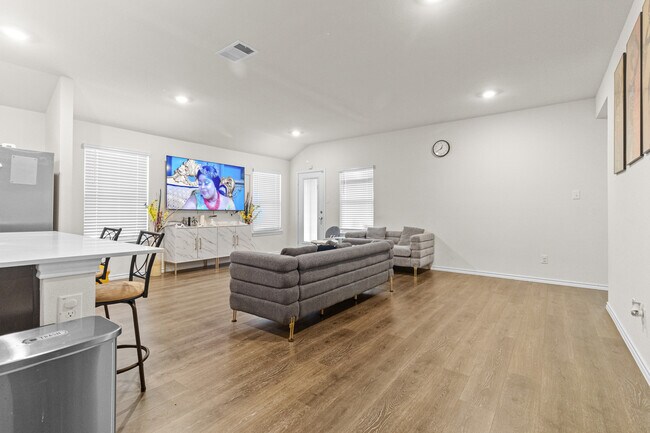 Photo - 2928 Roper St