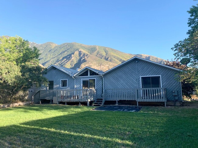 Photo - Large Five Bedroom Home, Sandy, 2500 sq ft, New Paint