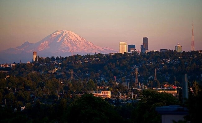Building Photo - Ballard Townhouse