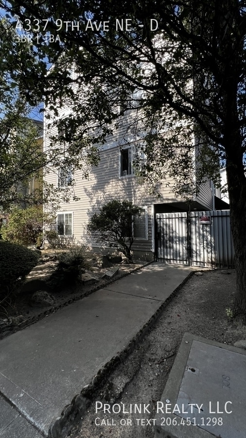 Building Photo - 4337 9th Ave NE Unit D
