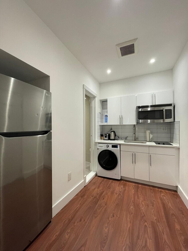 Photo - 138 E 37th St