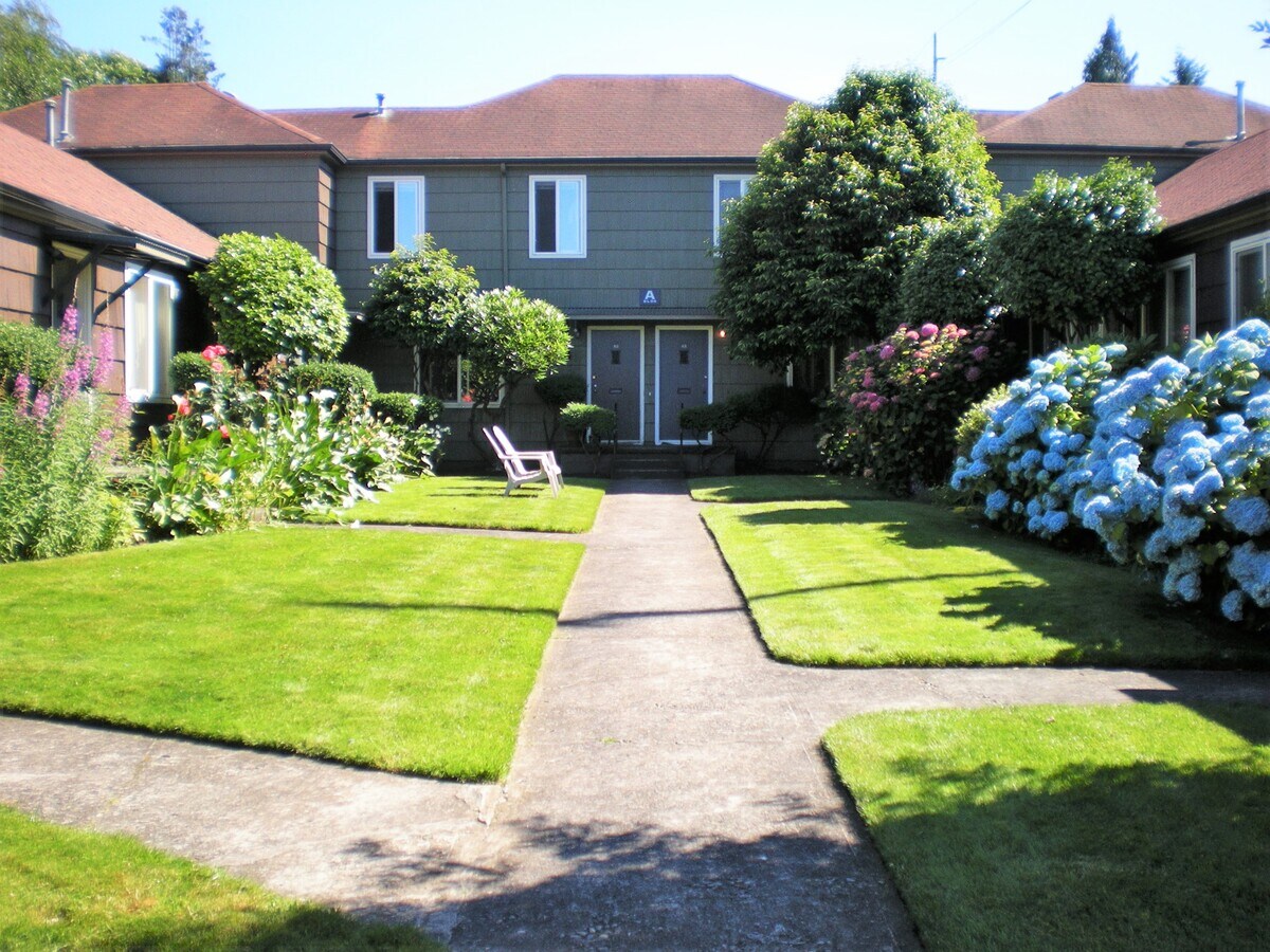 Courtyard entrance - 316 NE 60th Ave Apartments Unit F05