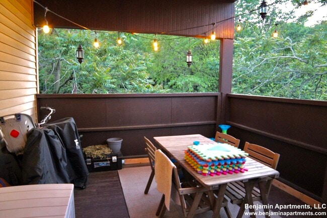 Porche trasero - 385 Pond Ave Unidad 3