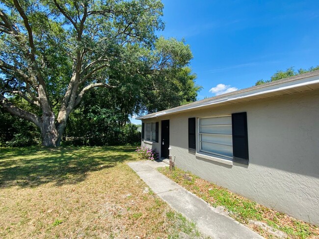 Building Photo - 2 BED / 1 BATH DUPLEX Rental