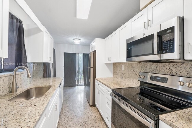 Building Photo - 1821 SW 11th Ct Unit Rear