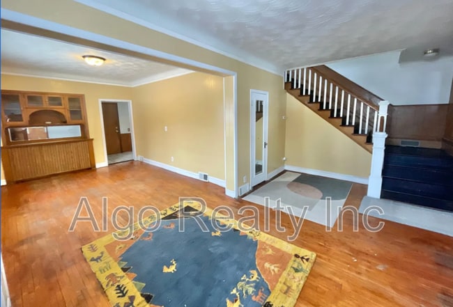 Photo - 1345 Arkwright St N