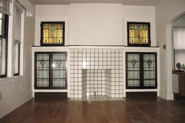 Building Photo - 3001 Knowlson Ave Unit 1st Floor apt. and Garage