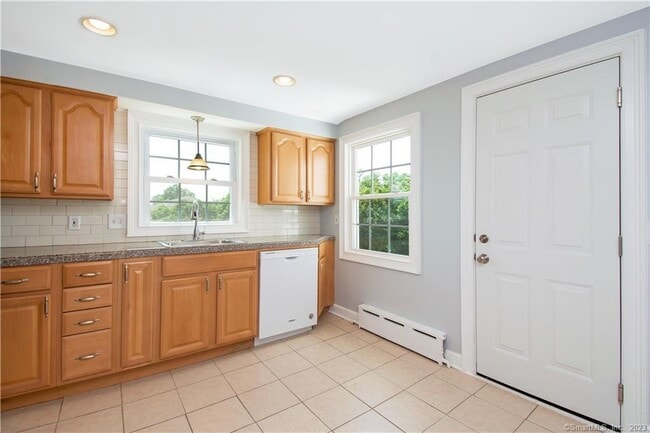 Photo - 983 Black Rock Tpke